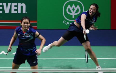 决定性的第四场比赛，翁妮查（左）／贞妮查以21比19、21比18直落两局击败印尼组合法布里安娜／梅丽莎，助泰国女团漂亮成就七连冠霸业。（路透社）