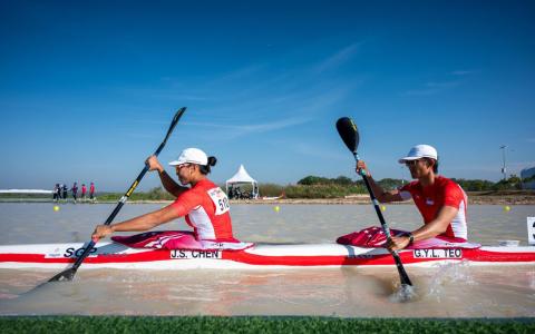 陈洁娴（左）和张光毅在东运会男女双人500米皮艇赛中，为我国夺下本届第二面金牌。（新加坡体育理事会提供）