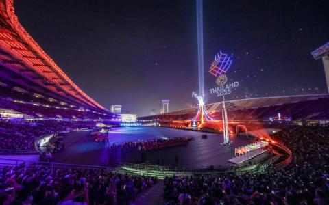 在拉加曼加拉体育场内，800架无人机组成了泰国东运会的标志（右上），标志左边则是发出光柱的“绿色环保”主火炬。（白艳琳摄）