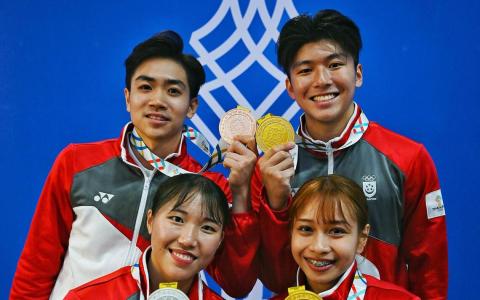 跆拳道混双组合许鸿杰（右上）和戴雅娜（右下）斩获我国本届东运会的首枚金牌，许美珊（左下）和叶宗翰（左上）分别收下一银一铜。（每日新闻）