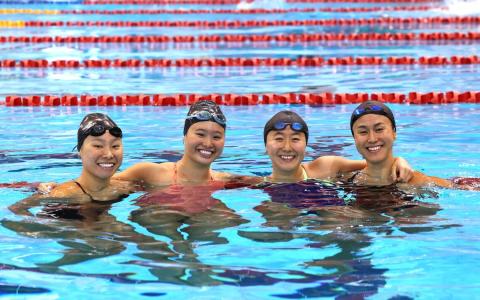 柯家姐妹柯婷文（右一）和柯敬文（右二）和沈氏姐妹沈恩夷（左一）和沈恩彤联手出战，盼为我国捍卫东南亚游泳霸主地位。（档案照片）
