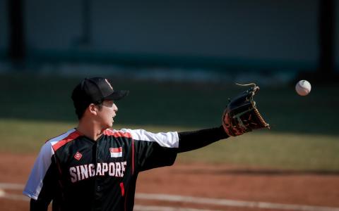 在一度领先的情况下，新加坡棒球男队第七局崩盘，被泰国队完成逆转。图为我国球员伊藤壌司在比赛中接球。（海峡时报）