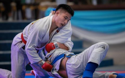 我国选手陈世杰（左）在柔术男子格斗77公斤以下级决赛击败泰国本土选手安再·灿威，夺得我国代表团本届赛事第三金。（海峡时报）