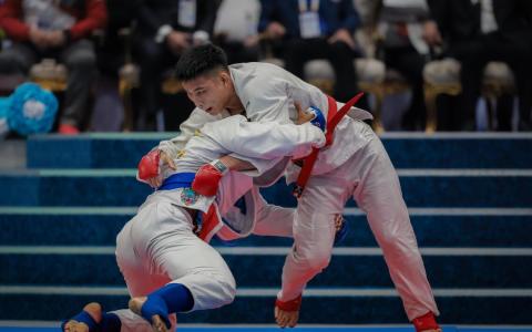 我国选手陈世杰（右）在柔术男子格斗77公斤以下级决赛击败泰国本土选手安再·灿威，夺得我国代表团本届赛事第三金。 （海峡时报）
