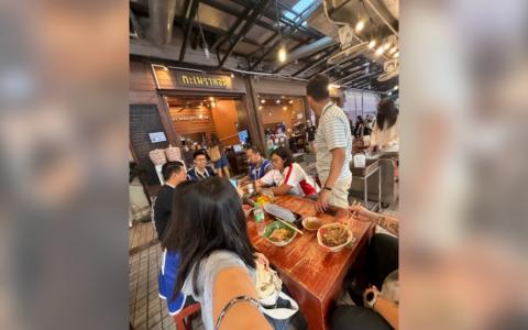 在东运会羽毛球男团半决赛开始前，来自各报社的新加坡媒体一起吃午饭。（陈芷馨摄）