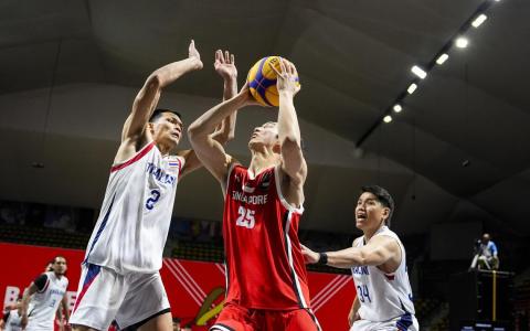 我国球员徐端阳（中）面对泰国选手的包夹，尝试投篮。（新加坡体育理事会提供）