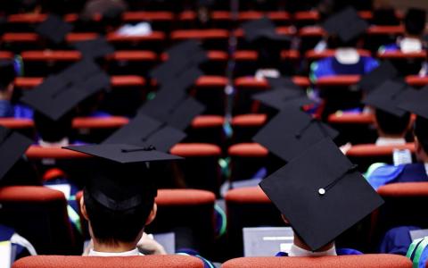 应届大学毕业生近七成找到工作 青年失业率同步改善