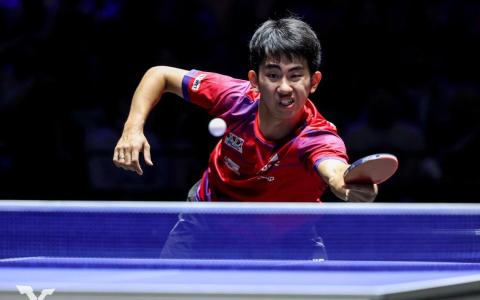 为新加坡在本届东运会乒乓球男团赛打头阵的冯耀恩，在第一盘出师不利后，在第四盘将功补过，助新加坡男队以3比1击败印尼。（档案照片）