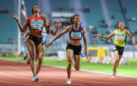 在田径大项的首个比赛日中，珊蒂（左）以11秒36冲线夺冠，力压排名第二的泰国选手卡农达（11秒54，右二）。（白艳琳摄）