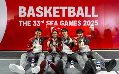 （左起）钟镇宇、阿尔法、徐端阳和布莱克尼，为我国三人篮球队创造历史，勇夺银牌。 