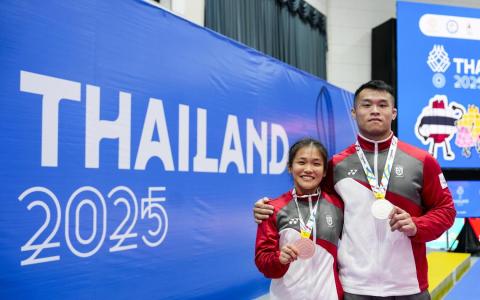 俞厚煜（右）和林婵林（左）为新加坡巴西柔术队收下一银一铜。　（新加坡全国奥林匹克理事会提供）