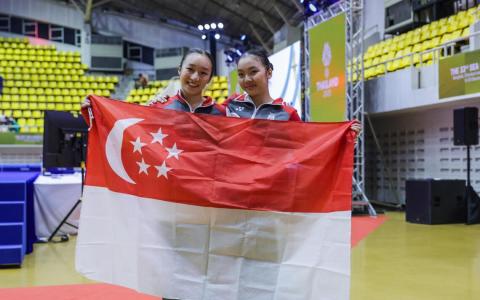 新加坡体操队姐妹花叶恩琳（左）与叶祎琳携手征战东运会，相互扶持激励，12月12日单项决赛中双双摘银。（白艳琳摄）