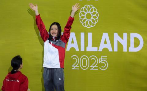 颜欣慧在女子400米自由泳项目一骑绝尘，以4分11秒88摘下金牌。（白艳琳摄）