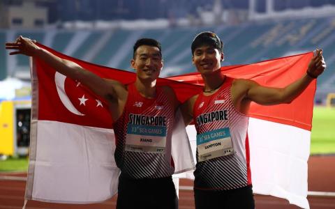 洪晨翔（左）和甘凯恩突破自我，为我国田径队再添两枚银牌。（新加坡体育理事会提供）