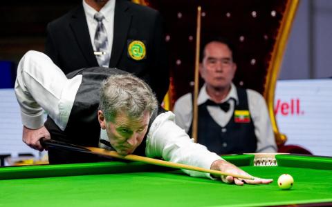 吉尔克里斯特（前）发挥稳定，打败包克萨（右后），重夺自己丢失了两届的男子英式台球金牌。（新加坡全国奥理会提供）