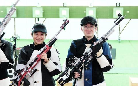 睿娜（左）和首次亮相的东运会的钟官颖为新加坡射击队斩获首枚奖牌。（卓舒畅摄）