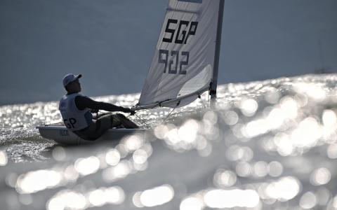 杭州亚运会冠军卢军汉星期天将冲击帆船队在本届赛会的第三金。（档案照片）