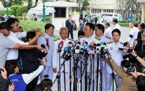 12月12日，泰国首相阿努廷在曼谷首相府宣布解散议会。（路透社）