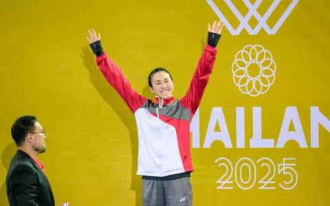 柯婷文凭借在女子100米蝶泳获得的金牌，在总奖牌数上超越我国游泳名宿杨玮玲，成为东运会历来奖牌最多（63枚）的运动员。（新加坡全国奥理会提供）