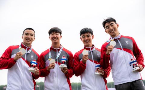 高德玮（左起）、曾宪乐、黄伟成和吕俊辉为我国皮艇队再夺一枚银牌。（新加坡体育理事会）