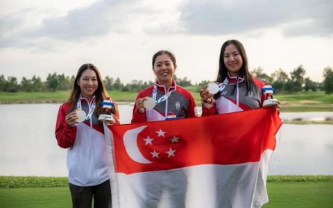 由郑心汝（左起）、黄心仪，以及陈星彤组成的我国高尔夫球女团，在本届东运会夺得一面银牌。（新加坡体理会提供）