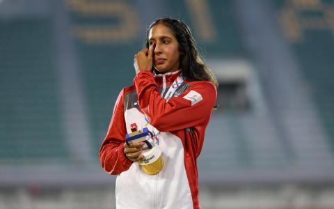 我国短跑女将珊蒂在夺得女子200米金牌后，在领奖时不禁落泪。（白艳琳摄）