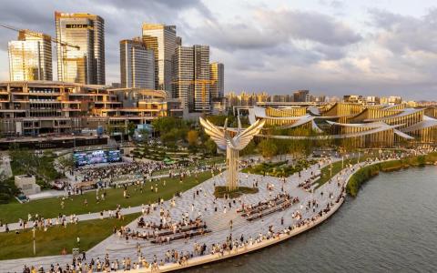 苏州工业园区开发建设31年来，已成为中新建交35周年的生动合作样板。（苏州园区）