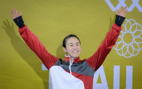 我国女将柯婷文在女子100米蝶泳收获自己的第63枚东运会奖牌。（海峡时报）