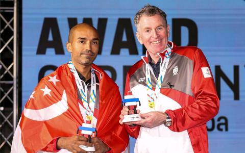 我国老将吉尔克里斯特（右）对于银牌感到满意，但第二次参赛的拉马斯瓦米则愧对队友，略感失望。 （海峡时报）