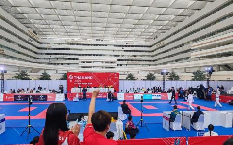 瓦他纳征政府综合大楼B栋在大厅空间举行空手道比赛。图为新加坡支持者庆祝我国选手邓伟恩夺铜。（陈明耀摄）