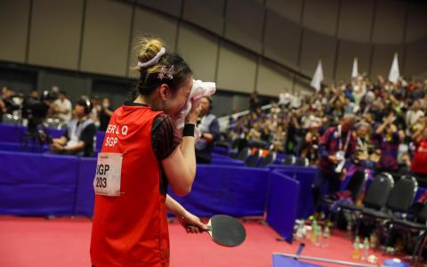 面对泰国强敌，输掉两场比赛的舒麟茜，在赛后捂着毛巾痛哭。（白艳琳摄）