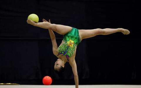 我国18岁女将杨慧婷在球操项目获得全场第一，最终总分第二晋级决赛。（路透社）