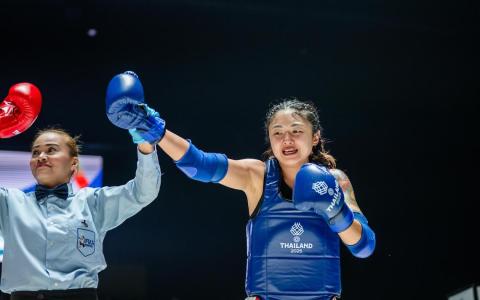 我国选手张安凌（右）闯入泰拳女子54公斤级决赛，创团队东运史上最好战绩。（新加坡体理会提供）