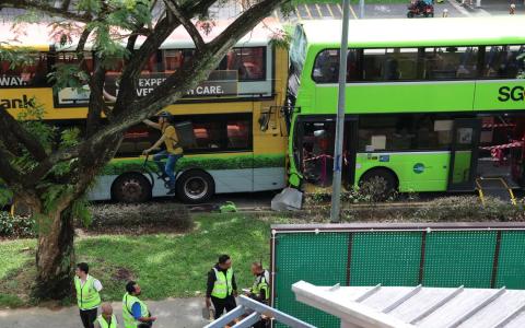 裕廊西巴士车祸 警封锁现场设检伤分类 多名伤者就地接受治疗