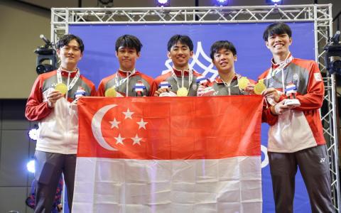 （左起）周哲宇、黎定龙、冯耀恩、郭勇和蔡邵恒成功捍卫上届赢得的男团冠军，这是我国本届东运会第27枚金牌。（白艳琳摄）
