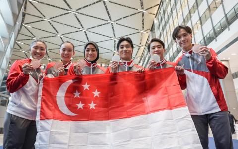 我国东运武术团队这次以二银四铜收官，六名奖牌得主合影，为泰国东运征途留下印记：左起为王雪苓（铜）、吕盈萱（铜）、卡蒂嘉（铜）、郑宇轩（银）、林艺杰（银）、曾俊恺（铜）。（白艳琳摄）