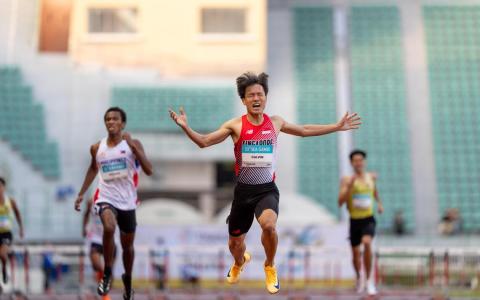 郭俊杰在男子400米栏决赛全力冲线后情绪激动，张开双手怒吼，庆祝成功打破我国在这个项目长达60年的金牌荒。（全国奥理会提供）