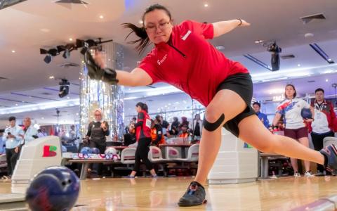 首次参赛的张瑜倩为我国保龄球队摘下本届东运会首枚金牌。（新加坡全国奥理会提供）