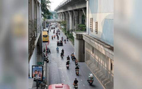 曼谷的街道上摩托车无处不在，多不胜数。　（卓舒畅摄）