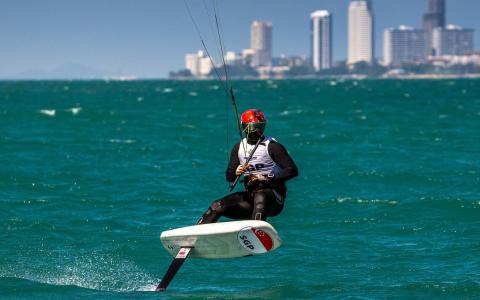 19岁的墨士廉首次参加东运会，在男子水翼风筝板赢得金牌。（新加坡体育理事会提供）