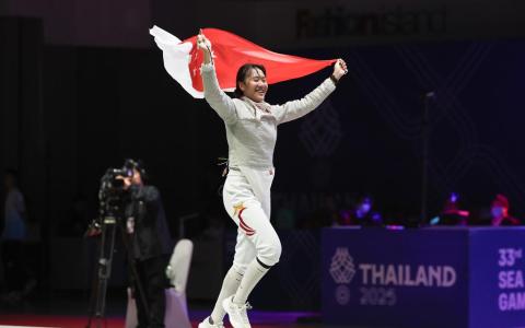 王洁敏在夺冠后，手举国旗奔跑庆祝。（白艳琳摄）