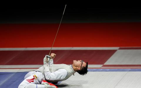 陈元康在拿下男子花剑金牌后，激动地跪在地上怒吼。（白艳琳摄）