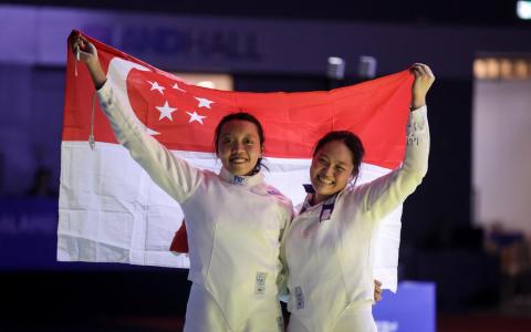 许渼荟（右）和可丽雅为新加坡包办女子个人重剑赛金银牌。（白艳琳摄）
