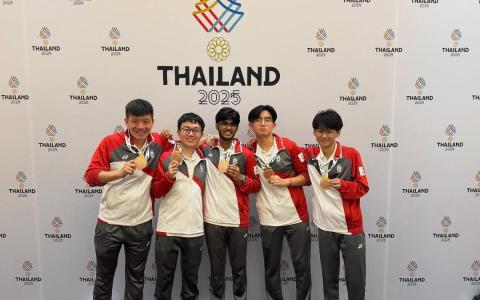（左起）吴伟铭、张景尧、悉达多、谢宇哲和吴岳哲，在男子四人亚细安快棋赛摘下我国历来在东运会首枚亚细安象棋奖牌 。（取自吴伟铭脸书）