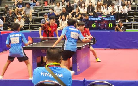 冯耀恩（红衣左）和郭勇（红衣右）晋级东运会男双乒乓球半决赛，力争卫冕。（取自新加坡乒乓球总会脸书）