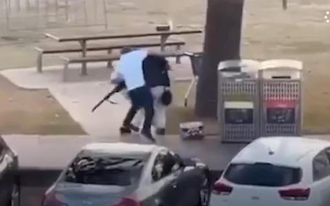 澳洲邦迪滩血案 多名平民英雄牺牲性命阻止枪手行凶