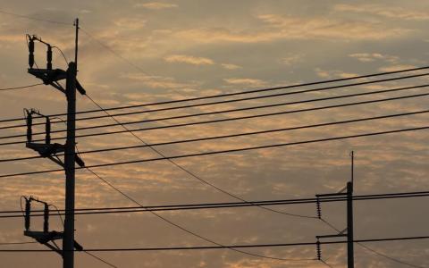 从羽毛球馆赶场去游泳馆的路上，偶遇美丽的晚霞。（陈芷馨摄）