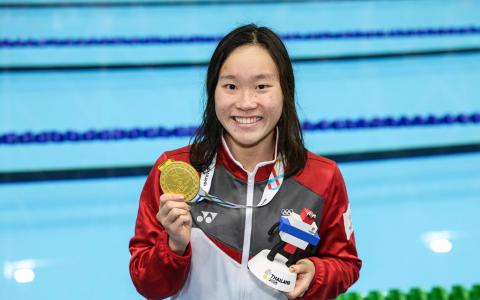 颜欣慧已实现了连续三届东运会自由泳三连霸创举，可她还没想要停下来；隔天启程前往芭堤雅，再投身公共海域竞逐，继续挑战自己，也继续为新加坡立下新标杆。（海峡时报）