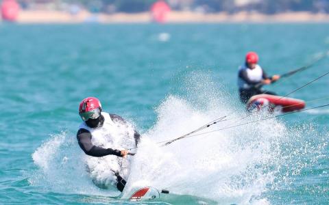 凭借前三天在全部回合的胜利，我国水翼风筝板世界冠军墨士廉（前）提前锁定金牌。（海峡时报）