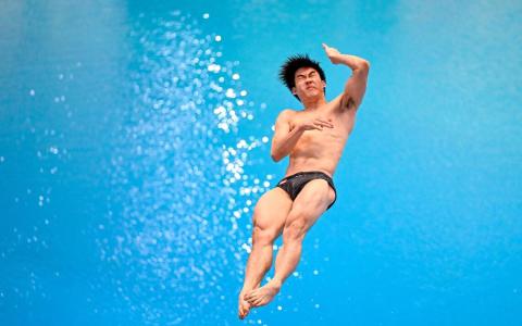 21岁的谭柏伦在男子1米板项目以370.35分力压马来西亚劲敌，赢得冠军。他的18岁队友李承恩也以个人最佳成绩排名第四。（新加坡全国奥理会提供）